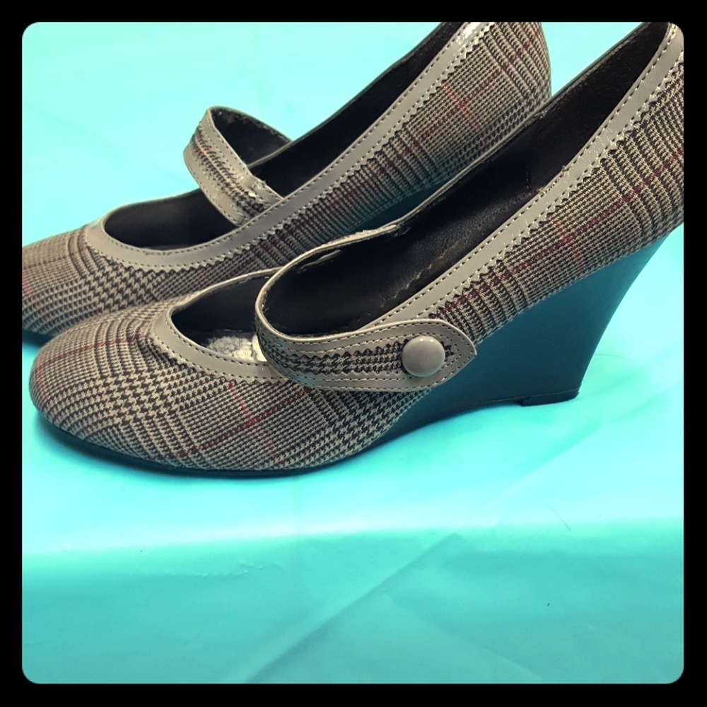 Novela Dress Wedges Size 6.5